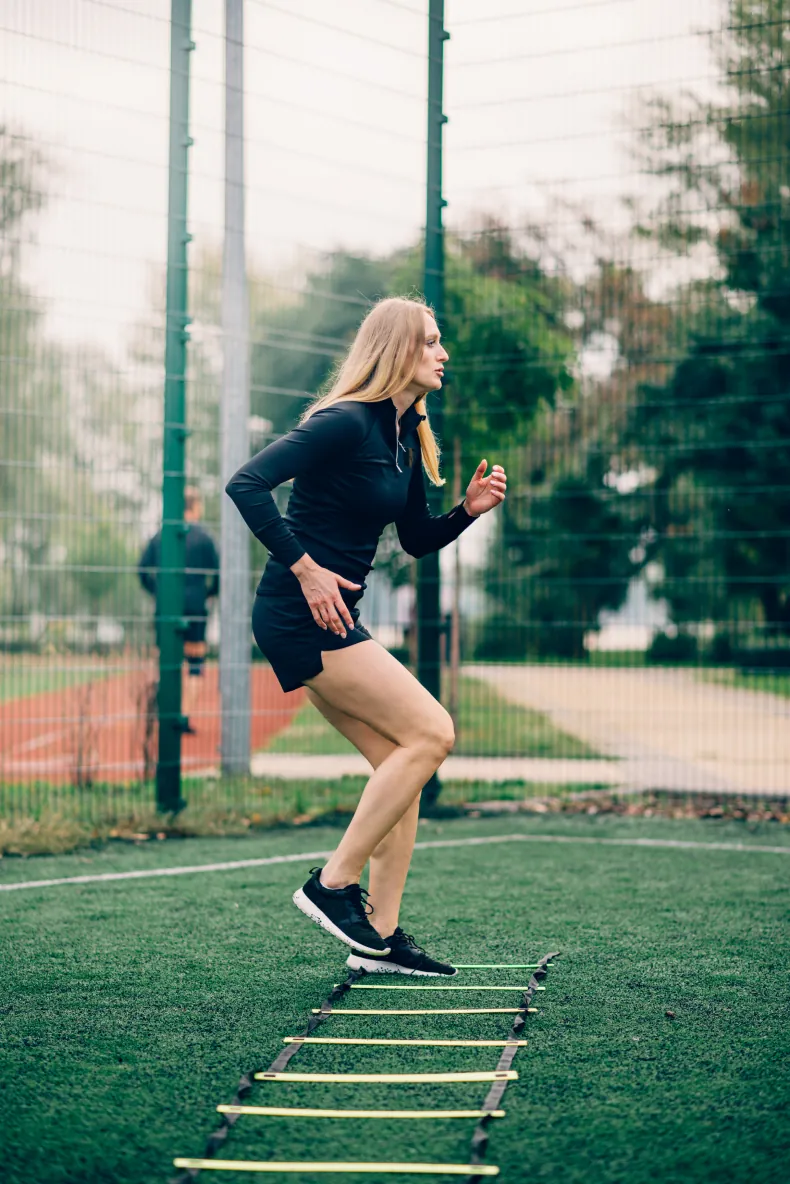 Asm now fuerzas armadas mujer entrenando escalera velocidad